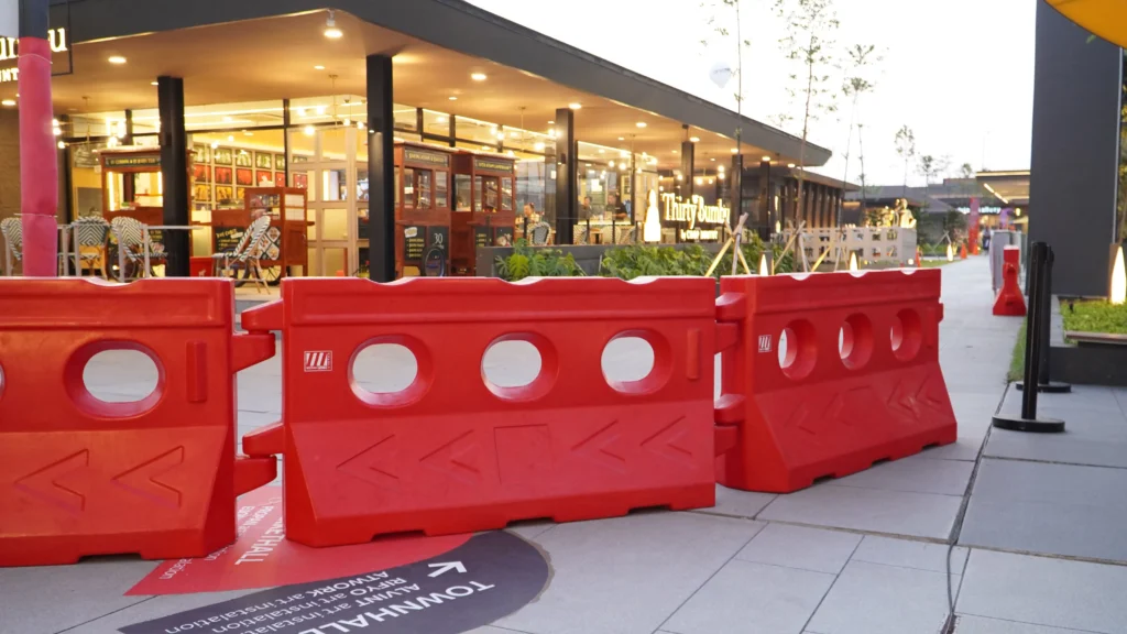 Inilah Pengaplikasian Water Road Barrier Merah Putih Safety