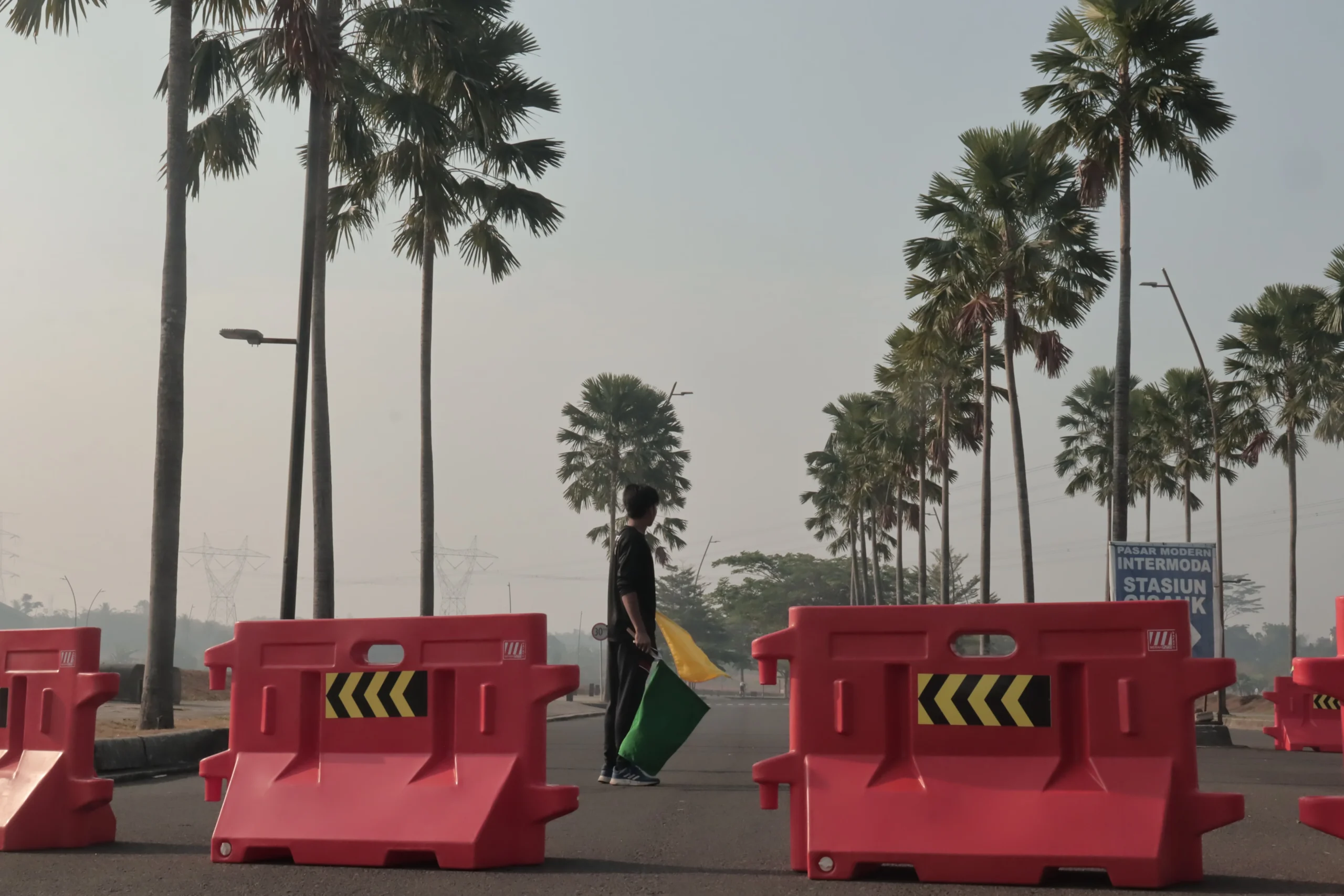 Inilah Pengaplikasian Water Road Barrier Merah Putih Safety