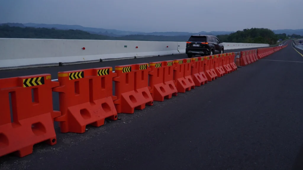 Keunggulan Water Road Barrier Merah Putih Safety