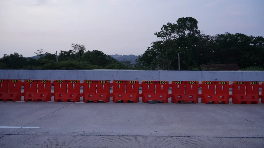 Keunggulan Water Road Barrier Merah Putih Safety